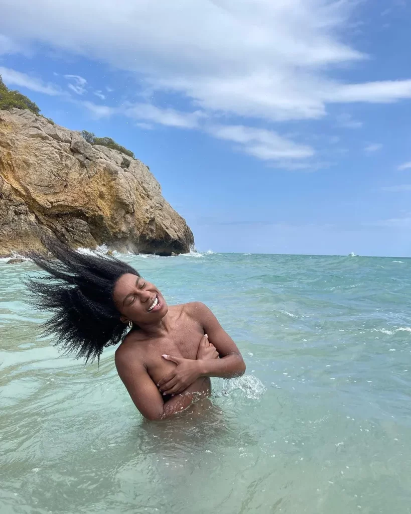 Indira Nascimento encara praia de nudismo — Foto: Reprodução/ Instagram