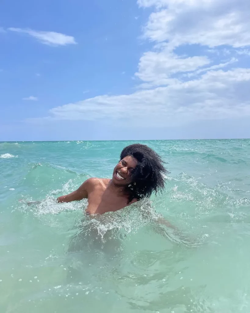 Indira Nascimento encara praia de nudismo — Foto: Reprodução/ Instagram