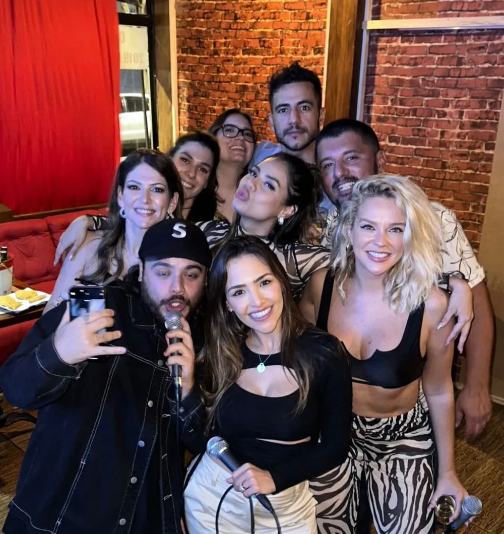 Lexa surge em foto no colo de ex-BBB durante social em São Paulo — Foto: Instagram